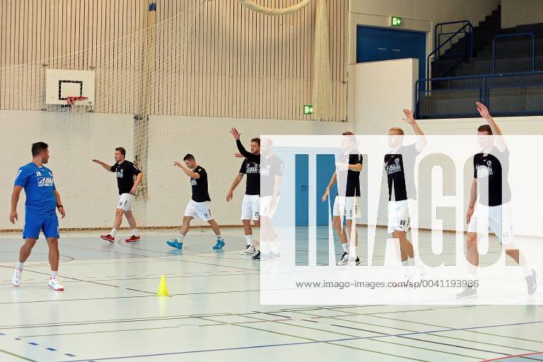 Handball HBL Bundesliga, HSG Wetzlar training camp 2019, athletics training during the first training session in Thun, Switzerland, v l athletics coach Jonas Rath HSG Wetzlar , Ian Weber HSG Wetzlar , Lars Weissgerber HSG Wetzlar , Olle Forsell Schefvert HSG Wetzlar , Joao Ferraz HSG Wetzlar , Kristian Bjoernsen HSG Wetzlar , Anton Lindskog HSG Wetzlar , Lenny Rubin HSG Wetzlar Thun