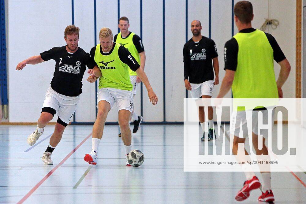 Handball HBL Bundesliga, HSG Wetzlar training camp 2019, football to get in the mood for the training camp in Thun, v l Alexander Feld HSG Wetzlar , Anton Lindskog HSG Wetzlar , Lenny Rubin HSG Wetzlar , Joao Ferraz HSG Wetzlar , Emil Frend Oefors HSG Wetzlar Thun