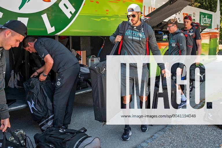 Handball HBL Bundesliga, HSG Wetzlar Training Camp 2019, arrival of the team at the Teamhotel Holiday in Thun, Switzerland, v l Anadin Suljakovic HSG Wetzlar , Stefan Cavor HSG Wetzlar , Physiotherapist Maximilian Schuller HSG Wetzlar , Physiotherapist Malte Kraft HSG Wetzlar Thun