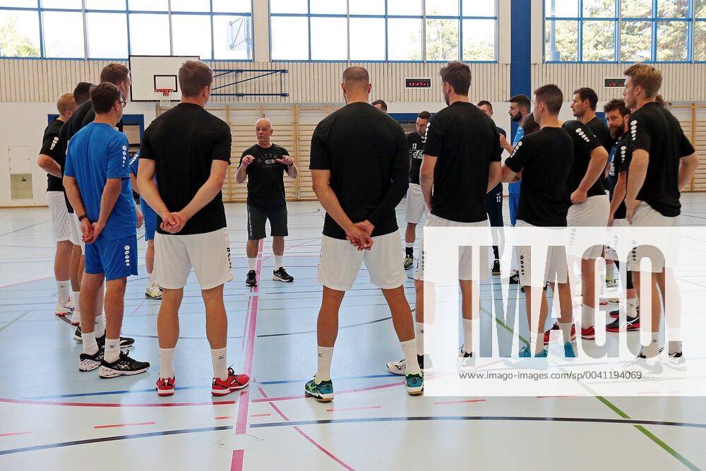 Handball HBL Bundesliga, HSG Wetzlar Training Camp 2019, Coach Kai Wandschneider HSG Wetzlar welcomes his team to the first training session in the sports hall Lachen in Thun, Switzerland in the Bernese Oberland Thun