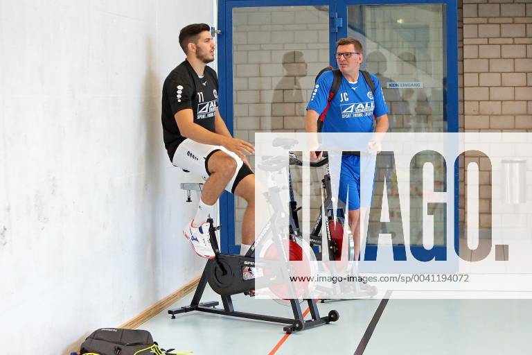 Handball HBL Bundesliga, HSG Wetzlar Training Camp 2019, The first training unit of HSG Wetzlar at the training camp in Thun Switzerland , v l Stefan Cavor HSG Wetzlar in conversation with co coach Jasmin Camdzic HSG Wetzlar Thun