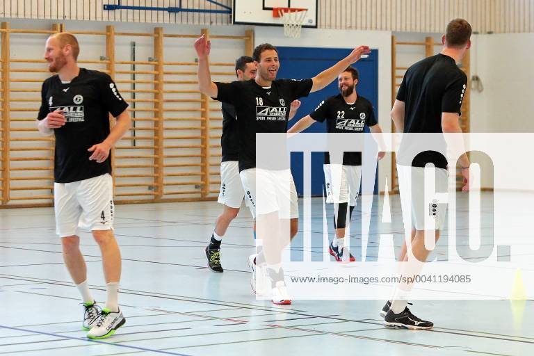 Handball HBL Bundesliga, HSG Wetzlar Training Camp 2019, Athletics Training during the first training session in Thun, Switzerland, v l Stefan Kneer HSG Wetzlar , Filip Mirkulovski HSG Wetzlar , Nils Torbruegge HSG Wetzlar , Maximilian Holst HSG Wetzlar , Lenny Rubin HSG Wetzlar Thun