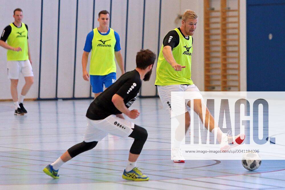 Handball HBL Bundesliga, HSG Wetzlar Training Camp 2019, football to get in the mood for the training camp in Thun, v l Physiotherapist Malte Kraft HSG Wetzlar , Maximilian Holst HSG Wetzlar , Anton Lindskog HSG Wetzlar Thun