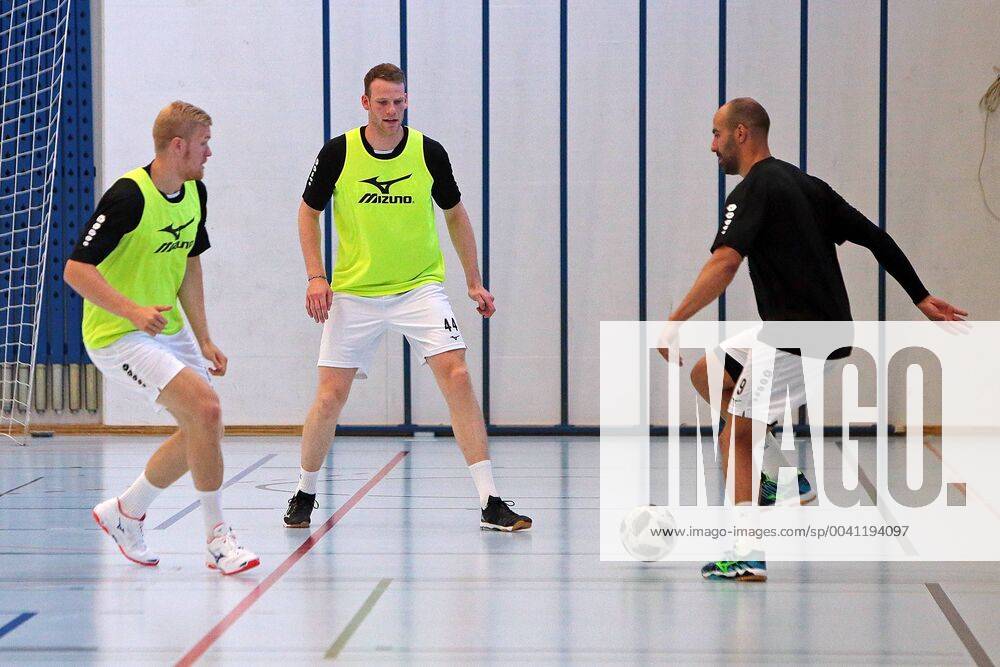 Handball HBL Bundesliga, HSG Wetzlar Training Camp 2019, Football to get in the mood for the training camp in Thun, v l Anton Lindskog HSG Wetzlar , Lenny Rubin HSG Wetzlar , Joao Ferraz HSG Wetzlar Thun