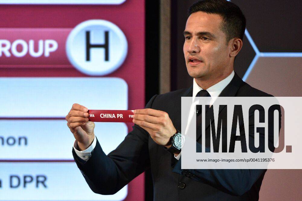 (190717) -- KUALA LUMPUR, July 17, 2019 (Xinhua) -- Tim Cahill from Australia presents the draw slip during the drawing ceremony for the second round of FIFA World Cup, WM, Weltmeisterschaft, Fussball Qatar 2022 Asian qualifiers in Kuala Lumpur, Malaysia, on July 17, 2019. (Xinhua Chong Voon Chung) (SP)MALAYSIA-KUALA LUMPUR-FIFA WORLD CUP QATAR-PRELIMINARY DRAW