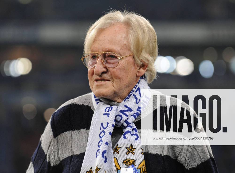 Rudi Gutendorf (Deutschland) mit Manchester City Schal Fußball EC 3 Herren UEFA Cup 2008 2009, Pokal, Europapokal Einzelbild Gelsenkirchen Nachdenklichkeit,