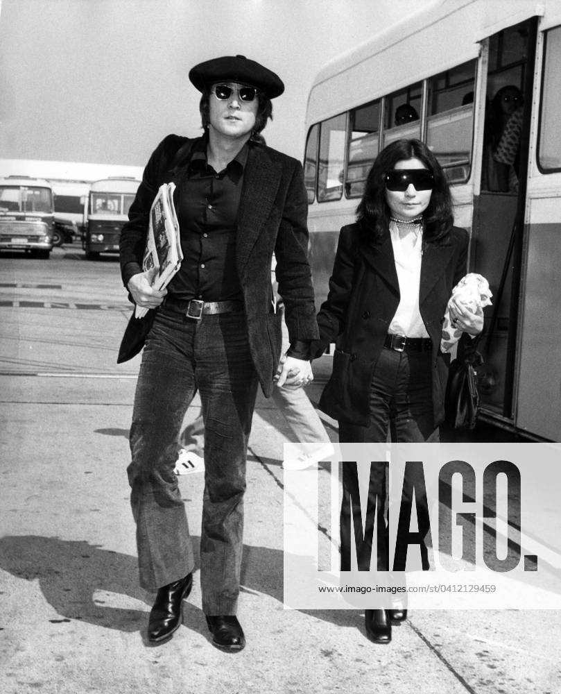 John Lennon and Yoko Ono Arriving in New York For Publication of Book Grapefruit on July 14, 1971 (b w photo) 1642458 John Lennon and Yoko Ono Arriving in New York For Publication of Book Grapefruit on July 14, 1971 (b w photo); (add.info.: John Lennon and Yoko Ono arriving in New York for publication of book Grapefruit on july 14, 1971).