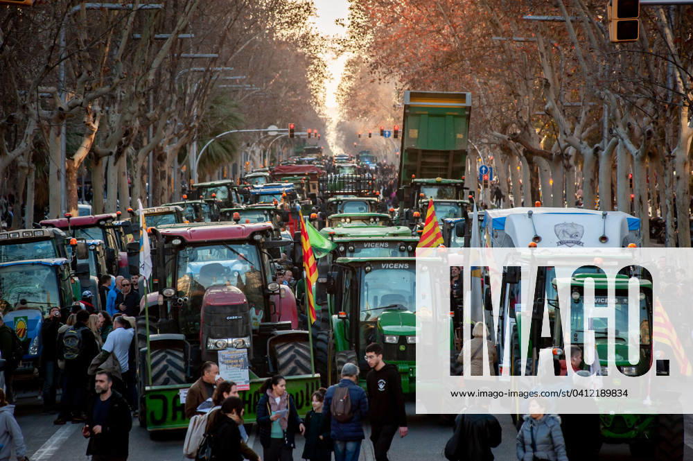 Farmer tractors block Avinguda Diagonal in Barcelona. Second day of protests in Catalonia by farmers against European policies on production costs. Barcelona Spain - ZUMAb137 20240207_fap_b137_002