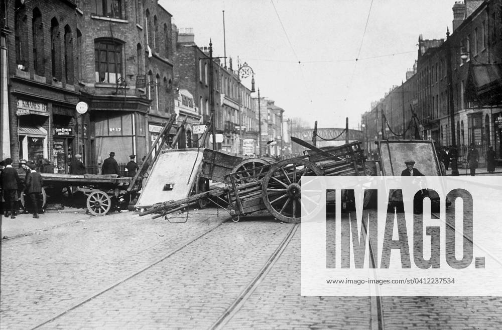 Barricades at Townsend Street, Easter Rising, Dublin, 24th April 1916 (b w photo) 1699613 Barricades at Townsend Street, Easter Rising, Dublin, 24th April 1916 (b w photo); (add.info.: The Easter Rising (Irish: Eiri Amach na Casca), also known as the Easter Rebellion, was an armed insurrection in Ireland during Easter Week in April 1916.).