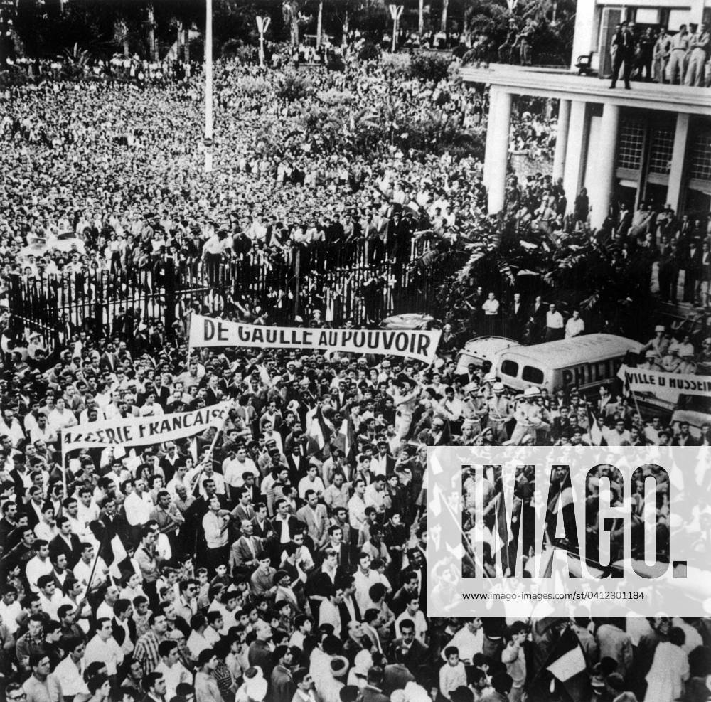 Crowd campaigning for the investiture of De Gaulle, Government House, Algiers, 13th May 1958 (b w photo) 1718543 Crowd campaigning for the investiture of De Gaulle, Government House, Algiers, 13th May 1958 (b w photo) by Unknown photographer, (20th century); (add.info.: Algeria : crowd demonstrating outside house of general government in Algiers for investiture of De Gaulle may 13, 1958).