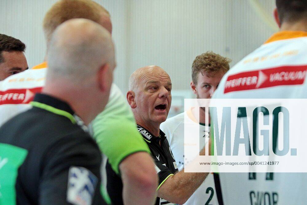 Handball HBL Bundesliga, HSG Wetzlar Training Camp 2019, Test match HSG Wetzlar Wcker Thun Switzerland Instructions from coach Kai Wandschneider HSG Wetzlar to his team Thun