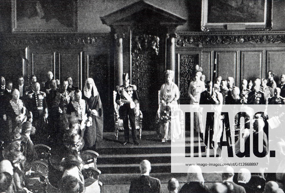 The King making his appeal for peace to the people of Ireland in the City Hall, illustration from The Queen , July 2nd 1921 (b w photo) XJF347933 The King making his appeal for peace to the people of Ireland in the City Hall, illustration from The Queen , July 2nd 1921 (b w photo) by English Photographer, (20th century); Private Collection; (add.info.: King George V (1865-1936) of the United Kingdom; Queen Mary of Teck (1867-1953); Edward, Prince of Wales (1894-1972);).