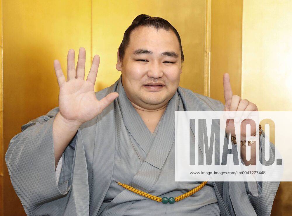 KW30 Nagoya Grand Sumo Tournament Mongolian yokozuna Kakuryu holds up his fingers to represent his sixth top-division title during a press conference, PK, Pressekonferenz at a Nagoya hotel in central Japan on July 22, 2019, after winning the Nagoya Grand Sumo Tournament.