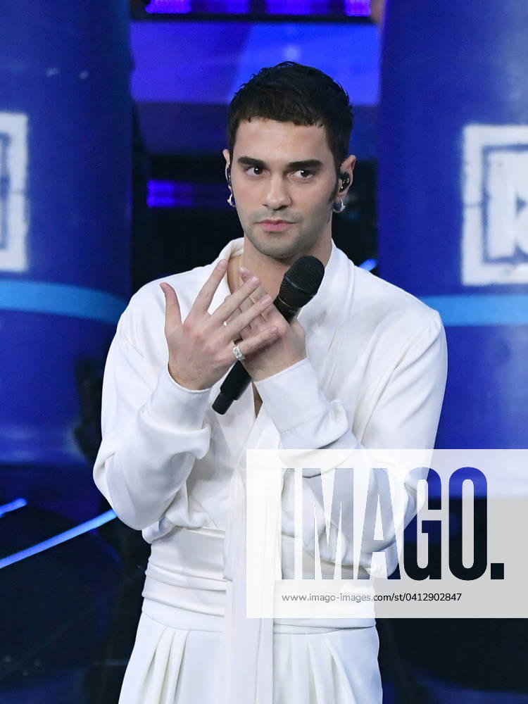 Sanremo, 74th Italian Song Festival. Fourth Evening. Fourth Evening. In the photo, Mannini overlaps his hands, making his fingers wave for the fantasanremo