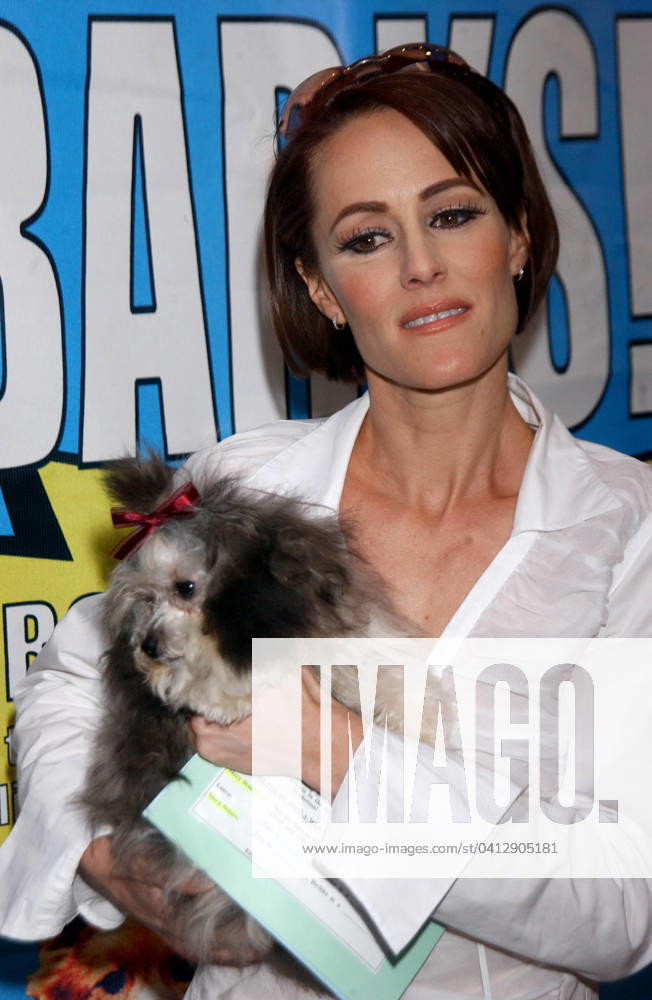 BROADWAY BARKS 5 NY MARY STUART MASTERSON AT THE STAR STUDDED DOG AND CAT ADOPTION MARATHON BROADWAY BARKS 5. SHUBERT ALLEY. NEW YORK CITY. 12 JULY 2003. PICTURES, Credit:Dennis Van Tine Avalon