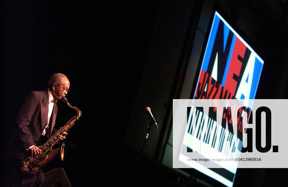 NATIONAL ENDOWMENT FOR THE ARTS JAZZ MASTERS GALA CEREMONY JIMMY HEATH PERFORMS AT THE NATIONAL ENDOWMENT FOR THE ARTS JAZZ MASTERS GALA CEREMONY AND ALL STAR CONCERT. NEW YORK HILTON AND TOWERS, NEW YORK CITY. 23 JANUARY 2004 PICTURES DENNIS VAN TINE, Credit:Dennis Van Tine Avalon