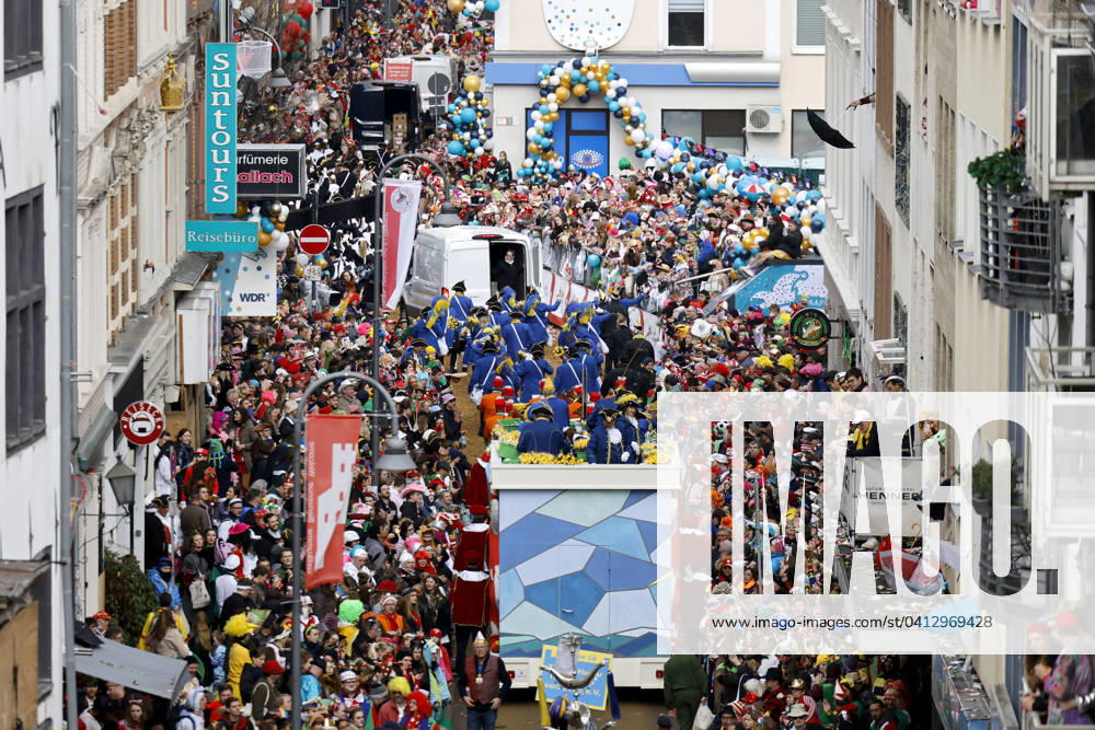 The Cologne Rose Monday parade 2024 under the motto Wat e Theater wat e Jeckespill to be seen on Severinstraße in the southern part of Cologne Theme picture, symbolic picture Cologne, 12 02 2024 NRW Germany
