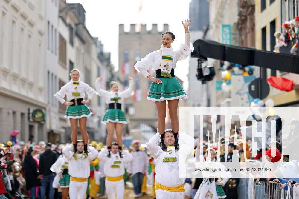 The Cologne Rose Monday parade 2024 under the motto Wat e Theater wat e Jeckespill to be seen on Severinstraße in the southern part of Cologne Theme picture, symbolic picture Cologne, 12 02 2024 NRW Germany