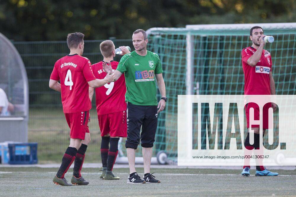 SC Dortelweil FC Bayern Alzenau, Hessenpokal coach Markus Beierle Dortelweil, slaps with Christian Wiemann Dortelweil, 4 off, Bad Vilbel Hessen Germany Sports facility SC Dortelweil
