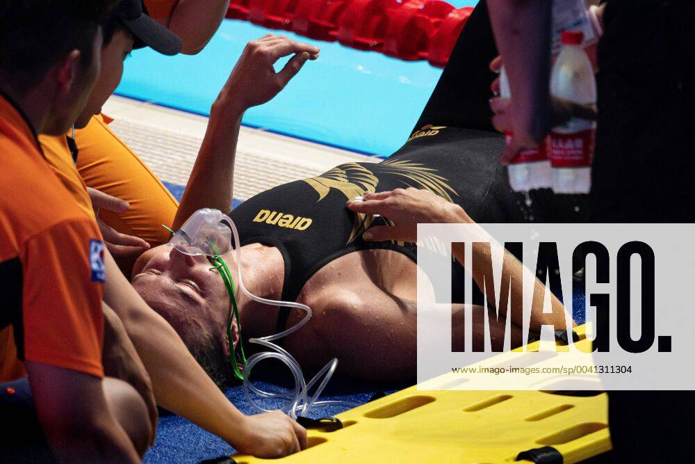Sarah Sjöström of Sweden gets medical treatment after competing in the final of womens 200 meter freestyle swimming during the FINA World Championships on July 24, 2019 in Gwangju Photo Joel Marklund BILDBYRAN code JM 87999 BBENG FINA World Championships FINA World Championships 2019 World Cup Sim World Cup swimming swimming dam final Sweden Sweden injury,