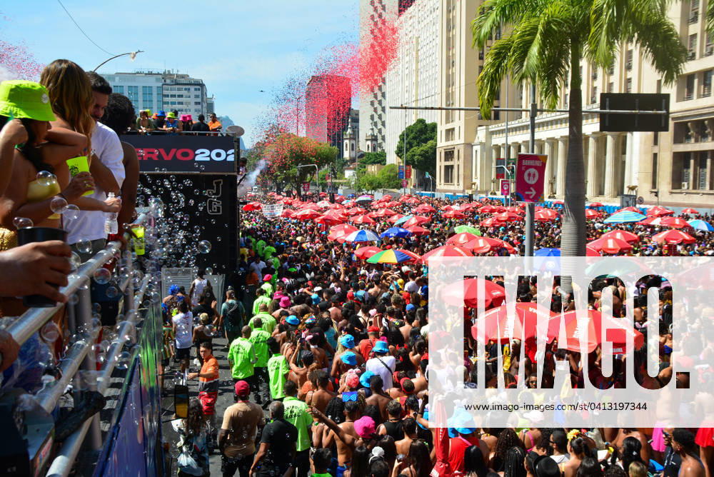 FERVO DA LUD ANIMATION FAINTING ENDING EARLY BLOCK IN THE CENTER RJ RIO DE JANEIRO (RJ), 02 13 2024 - FERVO DA LUD ANIMACAO FAINTING ENDING EARLY MEGA BLOCK IN THE CENTER RJ - The mega carnival block, Fervo da Ludmilla, begins its journey on Rua Primeiro de Marco in front of the Banco do Brasil cultural center, heading towards Av. Presidente Antonio Carlos. A lively block with many fainting because of the heat and which made the singer decide to end at 11:30, half an hour before the previous time, in the city of Rio de Janeiro, this Tuesday, February 13, 2024. (Foto: Fausto Maia Thenews2 imago images) FERVO DA LUD ANIMATION FAINTING ENDING EARLY BLOCK IN THE CENTER RJ