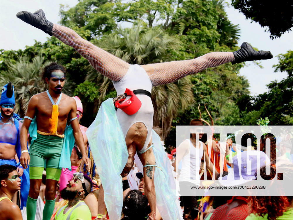 RIO DE JANEIRO, RJ - 13.02.2024: CORTEJO DA ORQUESTRA VOADORA 2024 - In its 15th CARNIVAL, the Fanfarra Orquestra Voadora, whose theme was: Debutante Carnival, attracted hundreds of revelers this Tuesday afternoon (13) at Aterro do Flamengo in the South Zone of Rio de Janeiro. With a very democratic and inclusive footprint, the Block had a wing of circus artists, performers, waders, and a wing for people with some type of disability. x2495353x AlexandrexSilva