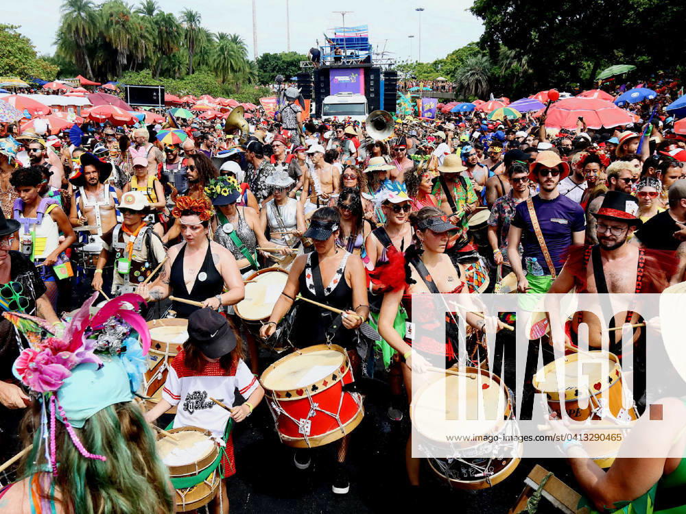 RIO DE JANEIRO, RJ - 13.02.2024: CORTEJO DA ORQUESTRA VOADORA 2024 - In its 15th CARNIVAL, the Fanfarra Orquestra Voadora, whose theme was: Debutante Carnival, attracted hundreds of revelers this Tuesday afternoon (13) at Aterro do Flamengo in the South Zone of Rio de Janeiro. With a very democratic and inclusive footprint, the Block had a wing of circus artists, performers, waders, and a wing for people with some type of disability. x2495389x AlexandrexSilva
