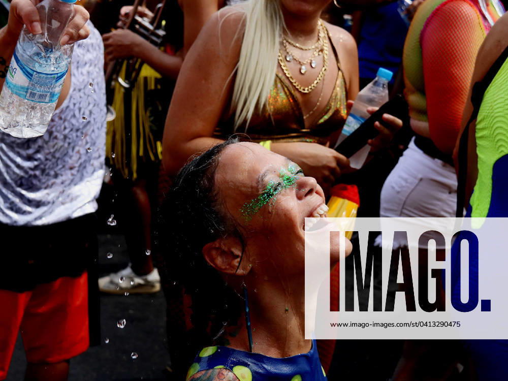 RIO DE JANEIRO, RJ - 13.02.2024: CORTEJO DA ORQUESTRA VOADORA 2024 - In its 15th CARNIVAL, the Fanfarra Orquestra Voadora, whose theme was: Debutante Carnival, attracted hundreds of revelers this Tuesday afternoon (13) at Aterro do Flamengo in the South Zone of Rio de Janeiro. With a very democratic and inclusive footprint, the Block had a wing of circus artists, performers, waders, and a wing for people with some type of disability. x2495392x AlexandrexSilva
