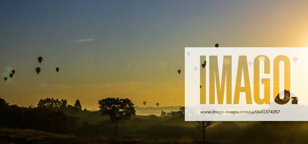 KW30 Campeonato Brasileiro de Balonismo ARAÇOIABA DA SERRA, SP - 27.07.2019: CAMPEONATO BRASILEIRO DE BALONISMO - Twenty balloons take part in the Brazilian Balloon Championship takes place in Araçoiaba da Serra, in the interior of SP, this Saturday morning. In the photo balloons take off at sunrise. (Photo: Cadu Rolim Fotoarena) x1768084x CaduxRolim