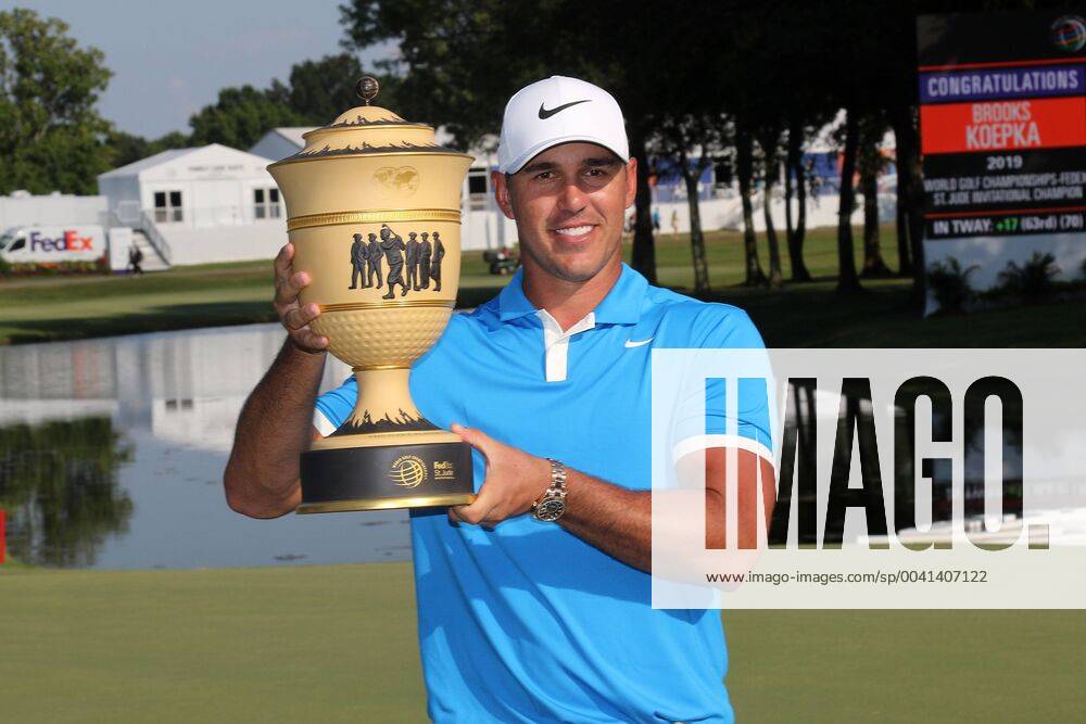 KW30 MEMPHIS, TN - JULY 28: Brooks Koepka holds the Gary Player Cup after the final round of the World Golf Championships - FedEx St. Jude Invitational on July 28, 2019 in Memphis, Tennessee. (Photo by Michael Wade Icon Sportswire) GOLF: JUL 28 PGA, Golf Herren - World Golf Championships-FedEx St Jude Invitational Icon07281902