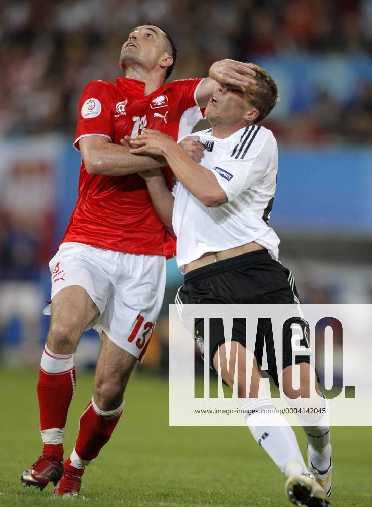 Marcin Wasilewski (Polen, li.) gegen Lukas Podolski (Deutschland) Fußball EM Herren Euro 2008, Länderspiel, Nationalteam, Nationaltrikot, Deutschland - Polen 2:0 Gruppe Klagenfurt Dynamik, Kampf,