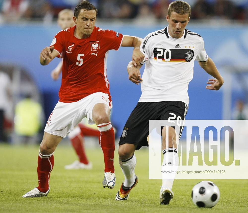Lukas Podolski (Deutschland, re.) gegen Dariusz Dudka (Polen) Fußball EM Herren Euro 2008, Länderspiel, Nationalteam, Nationaltrikot, Deutschland - Polen 2:0 Gruppe Klagenfurt Dynamik, Kampf,