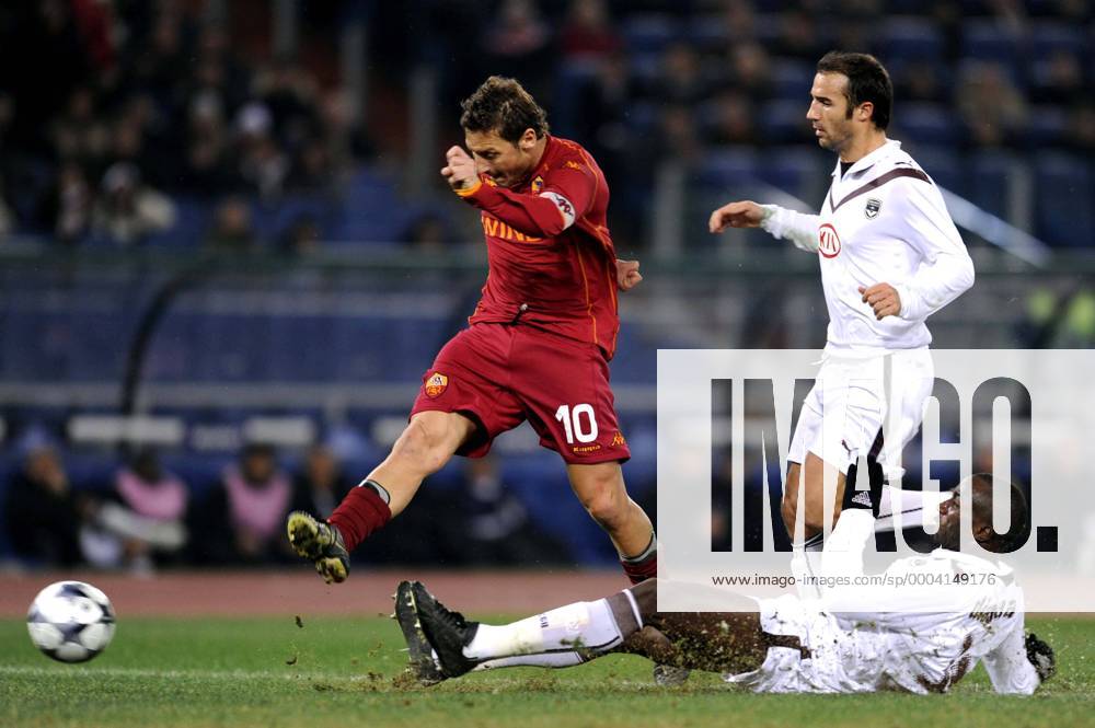 Francesco Totti (AS Rom, li.) trifft zum 2:0 gegen Marc Planus (Mitte) und Souleymane Diawara (beide Bordeaux) - Fußball EC 1 Herren Champions League 2008 2009, Roma - Girondins de Bordeaux 2:0 Gruppe Rom Dynamik, Kampf,