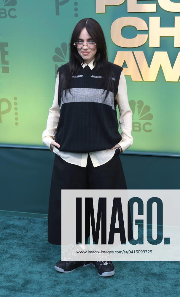 Billie Eilish attends the 2024 People s Choice Awards at Barker Hangar on February 18, 2024 in Santa Monica, California. Santa Monica USA - ZUMAs181 20240218_zea_s181_243