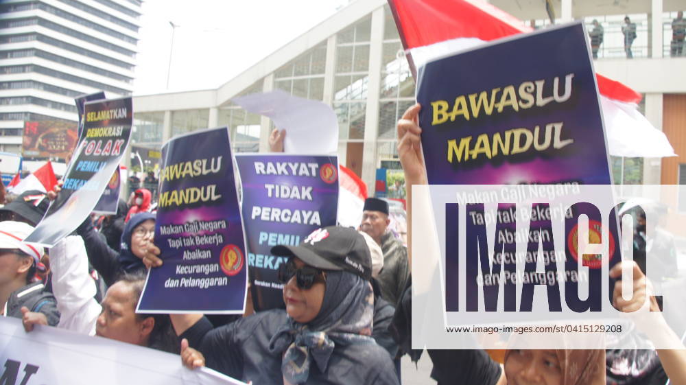 demonstration in front of the Jakarta General Election Supervisory Agency carried out by the public who are demanding allegations of fraud and incompetence in the work of the general election supervisory body in the 2024 general election. Jakarta Indonesia - ZUMAp146 20240219_zap_p146_014
