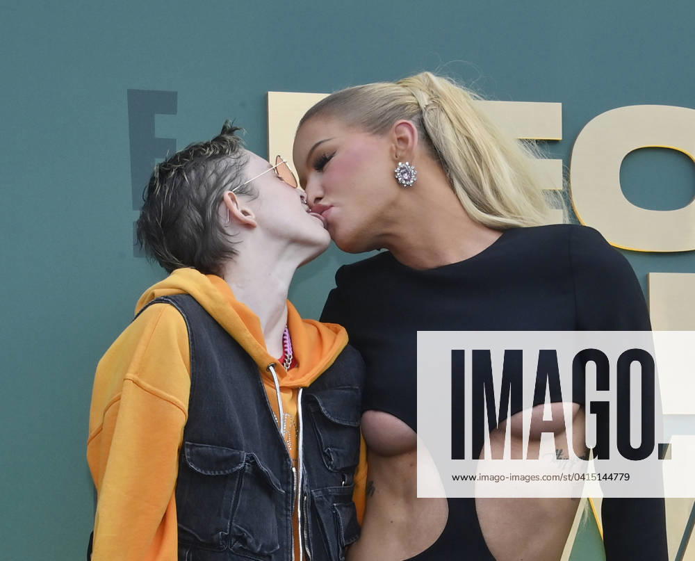 (L-R) Nats Getty and Gigi Gorgeous attend the People s Choice Awards at the Barker Hangar in Santa Monica, California on Sunday, February 18, 2024. LAP20240218343 JIMxRUYMEN