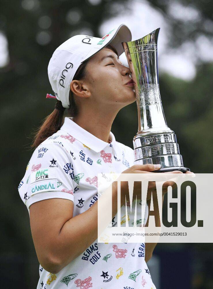 Golf: Women s British Open Hinako Shibuno of Japan kisses the trophy after winning the Women s British Open at Woburn Golf Club in Milton Keynes, England, on Aug. 4, 2019.