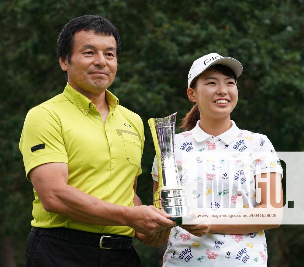Golf: Women s British Open Hinako Shibuno of Japan poses with her father Satoru after winning the Women s British Open at Woburn Golf Club in Milton Keynes, England, on Aug. 4, 2019.