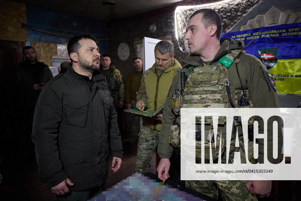 Ukraine-Konflikt, Präsident Wolodymyr Selenskyj besucht Soldaten in Region Kharkiv Le prà sident de l Ukraine Volodymyr Zelensky visite le poste de commandement du bataillon de la 14eme brigade mà canisà e lors d une visite dans la rà gion de Kharkiv Le prà sident de l Ukraine Volodymyr Zelensky visite le poste de commandement du bataillon de la 14eme brigade mà canisà e distincte nommà e d apres le prince Roman le Grand, qui effectue des missions de combat pour dà fendre Kupyansk lors d une visite dans la rà gion de Kharkiv, Ukraine, le 19 fà vrier 2024. Ukraine Presidency via Bestimage During a visit to Kharkiv region, President of Ukraine Volodymyr Zelenskyy visited the battalion command post of the 14th separate mechanized brigade named after Prince Roman the Great, which is performing combat missions to defend