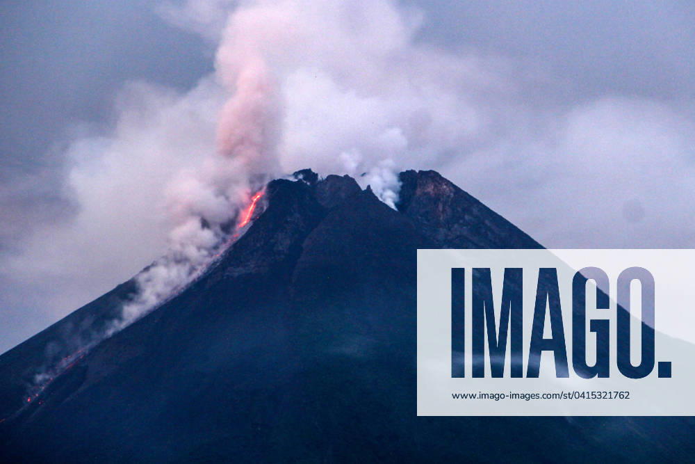 Indonesien, Vulkan Merapi aktiv February 19, 2024, Sleman, Yogyakarta Special Region, INDONESIA: Thick, whitish volcanic smoke can be seen coming out of the peak of Mount Merapi seen in Sleman, Yogyakarta, Indonesia, Monday, February 19 2024. The Yogyakarta Center for Research and Development of Geological Disaster Technology (BPPTKG) reported that hot clouds fell 5 times with a sliding distance of up to 1,500 meters to upstream of the Bebeng River. Sleman INDONESIA - ZUMAr184 20240219_zap_r184_001