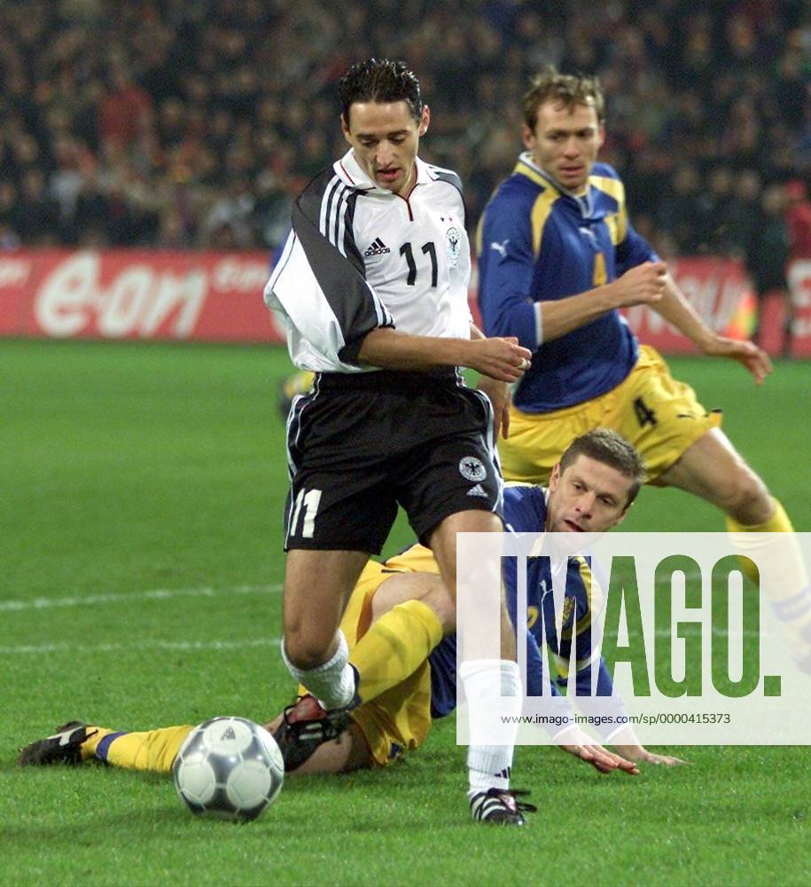 Oliver Neuville (Deutschland, li.) gegen Oleg Luzhny (Ukraine) Fußball Länderspiel Herren WM-Qualifikation 2001, Weltmeisterschaftsqualifikation, Relegation, Relegationsspiel Gruppe Westfalenstadion Dortmund Dynamik,