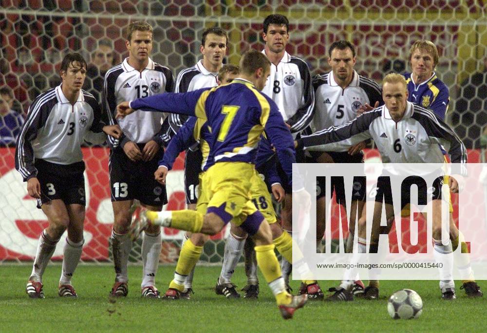 Freistoßmauer mit v. li.: Christian Ziege, Oliver Bierhoff, Dietmar Hamann, Michael Ballack, Jens Nowotny und Carsten Ramelow (alle Deutschland) gegen Andrej Schewtschenko (Ukraine, vorn) Fußball Länderspiel Herren WM-Qualifikation 2001, Weltmeisterschaftsqualifikation, Relegation, Relegationsspiel, Chevtchenko Totale Westfalenstadion, Schevschenko, Schevtchenko Dortmund, Chewtchenko, Shevtchenko, Shevchenko Dynamik,