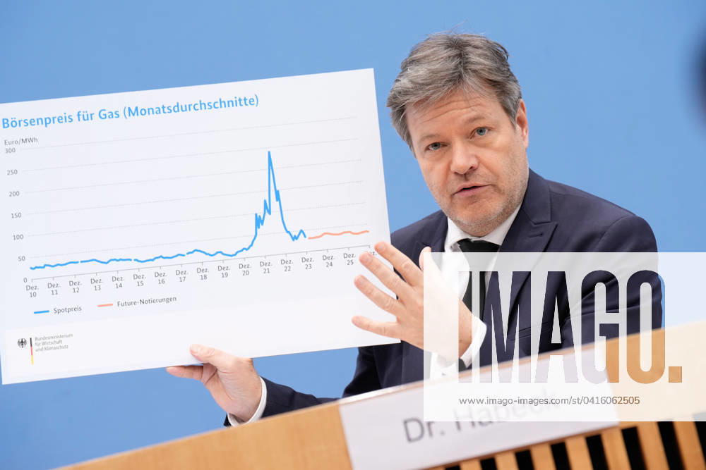Federal Press Conference, Presentation of the Annual Economic Report 2024 Economics Minister Robert Habeck Gruene shows a sign with the development of gas prices on the stock exchange at the presentation of the Annual Economic Report 2024 at the Federal Press Conference, Berlin
