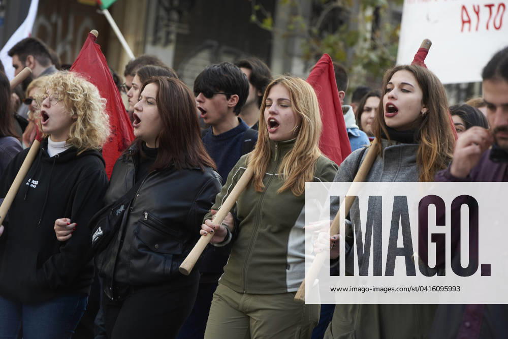 KW08 Griechenland, Studenten demonstrieren in Athen February 22, 2024, Athens, Greece: Students march shouting slogans against the government. Thousands of university students took once again to the streets protesting over the new- unconstitutional according to the Council of State- bill that will allow the establishment of private universities. Athens Greece - ZUMAg221 20240222_zap_g221_022