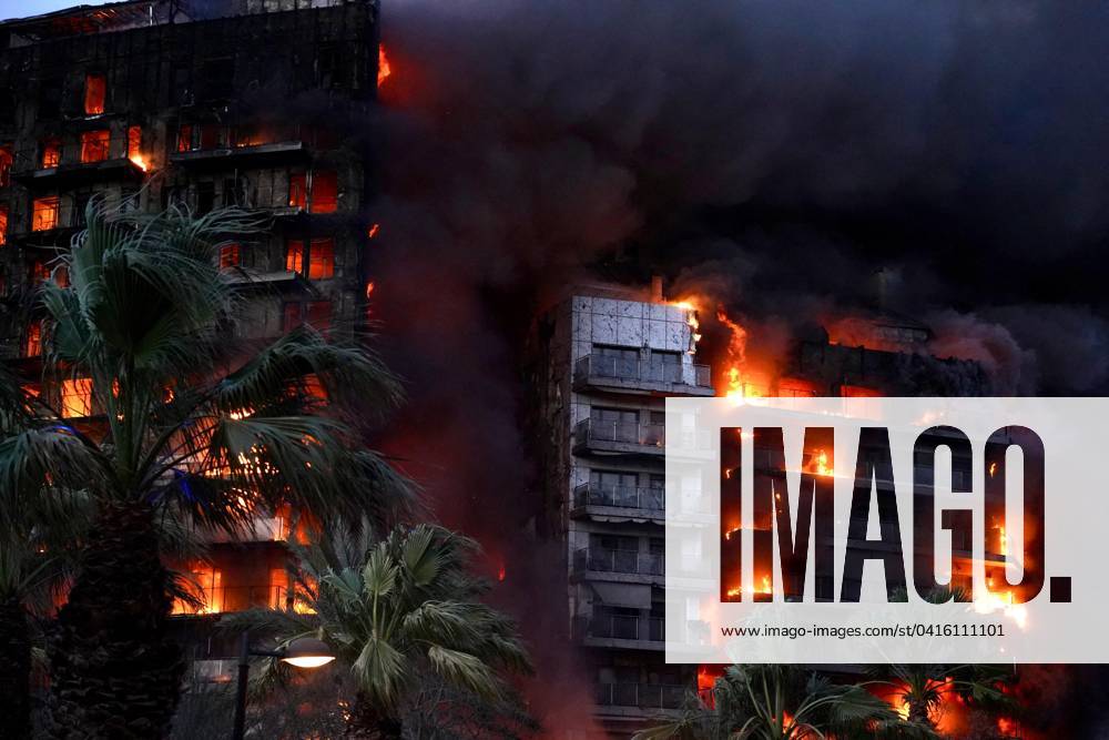 Bilder des Jahres 2024, News 02 Februar Spanien, Feuer in einem Hochhaus in Valencia 14-Story Building On Fire - Valencia Flames devour a building in the Campanar neighborhood, February 22, 2024, in Valencia, Valencian Community, Spain. A large fire has devastated a 14-storey building in the Campanar district of Valencia. The fire, which originated on the fourth floor of the building, has generated a large column of flames and a dense smoke that has affected several floors of the building. The 112 has mobilized ten firefighters, two SAMU and a SVB to the scene of the fire.Photo by Eduardo Manzana Europa Press ABACAPRESS.COM Valencia, Valencian Community Spain