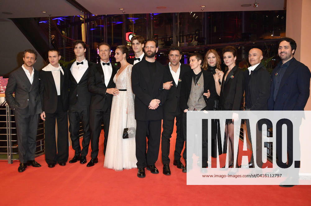 Rocco Siffredi with wife Rosa Caracciolo, sons Lorenzo Tano and Leonardo Tano and the Supersex team at the premiere of the feature film Seven Veils at the Berlinale 2024 74 Berlin International Film Festival at the Berlinale Palast Berlin, 22 02 2024 Foto:xN.xKubelkax xFuturexImagex veils_prem_4214