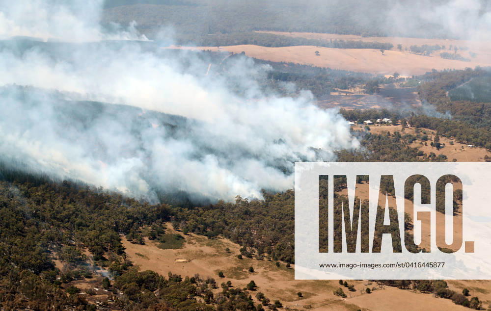 KW08 BUSHFIRES VICTORIA, Smoke from bushfires can be seen north of Beaufort, near Ballarat in Victoria, Saturday, February 24, 2024. Firefighters are continuing to battle a large bushfire in western Victoria with authorities concerned conditions in the coming week will be the worst in four years. ( NO ARCHIVING, , NO USE IN BOOKS WITHOUT CONSENT BALLARAT VICTORIA AUSTRALIA