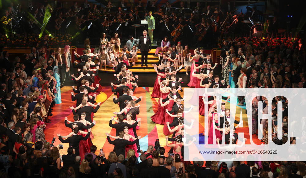 Hanover, Lower Saxony State Opera, Opera Ball 2024 under the motto Let the Sunshine In the debutantes of the Bothe Dance School open the ball,