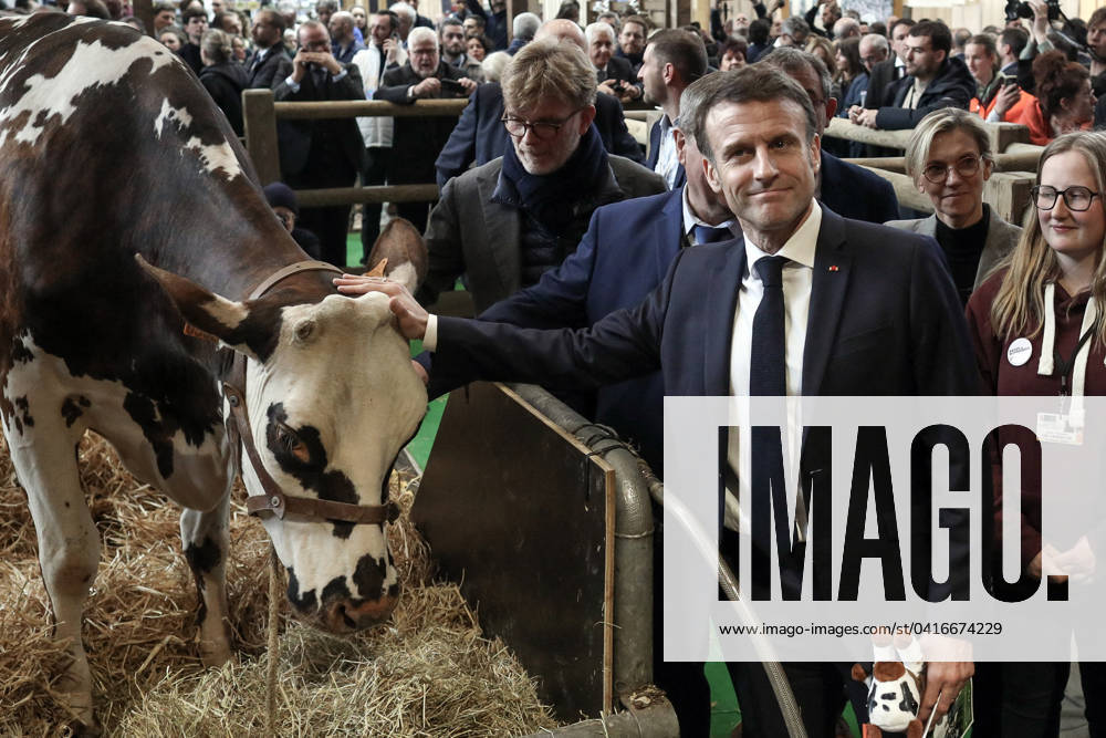 Emmanuel Macron At The Agricultural Fair - Paris French President Emmanuel Macron with the fair s mascot, Oreillette, during the inaugural visit to the 60th edition of the International Agricultural Fair (SIA) at the Porte de Versailles, in Paris, France, on February 24, 2024. Photo by Stephane Lemouton Pool ABACAPRESS.COM Paris France