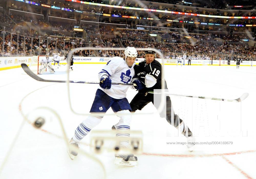 Jeff Finger (Toronto Maple Leafs, li.) gegen Kyle Calder (Los Angeles Kings) - (Icon00842712012008) Eishockey Herren NHL 2008 2009, Los Angeles Kings - Toronto Maple Leafs, Kanada Gruppe Los Angeles, LA, L.A. Dynamik,
